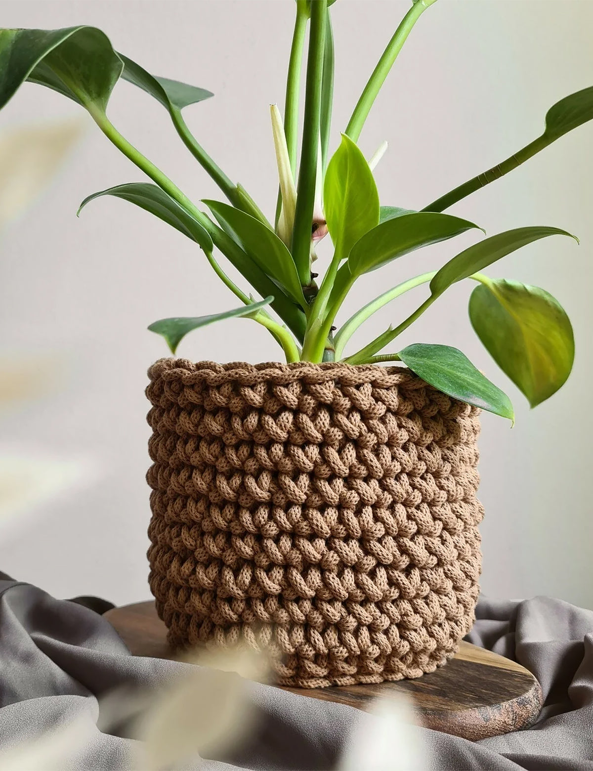 Crocheted plant pot holder